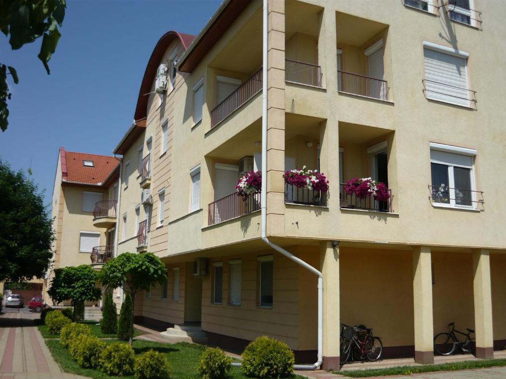 Lux Apartmanok ハイデゥソボスロー 部屋 写真