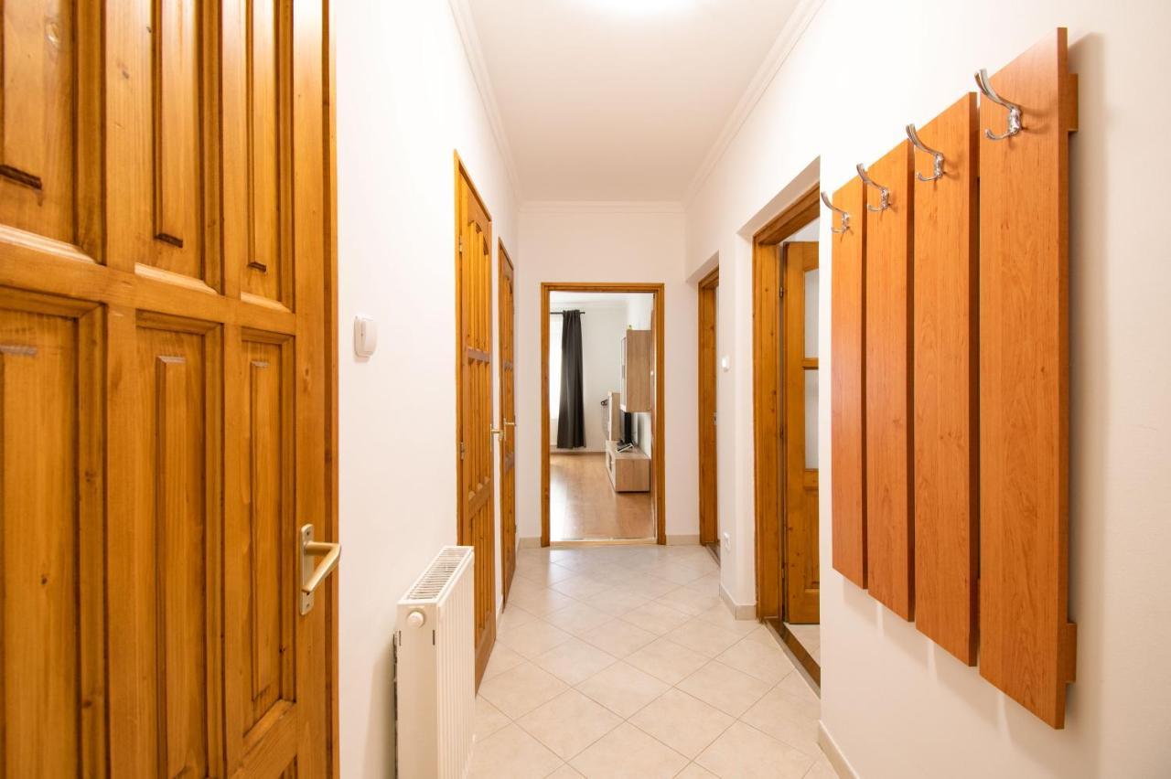 Lux Apartmanok ハイデゥソボスロー エクステリア 写真