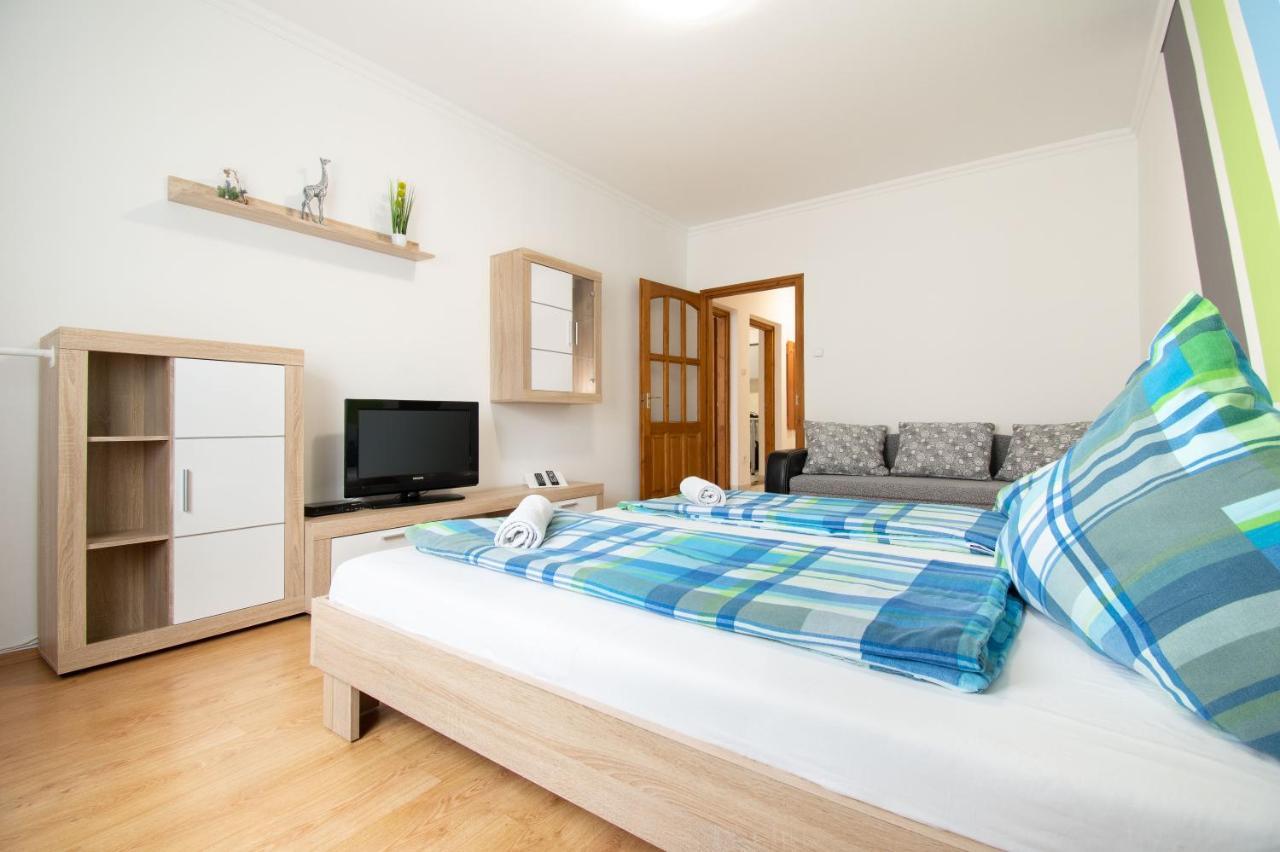 Lux Apartmanok ハイデゥソボスロー エクステリア 写真